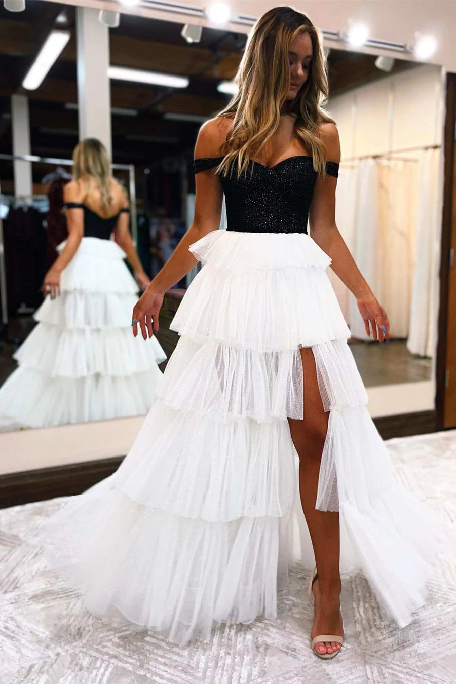 Vestido de fiesta con hombros descubiertos y capas con purpurina